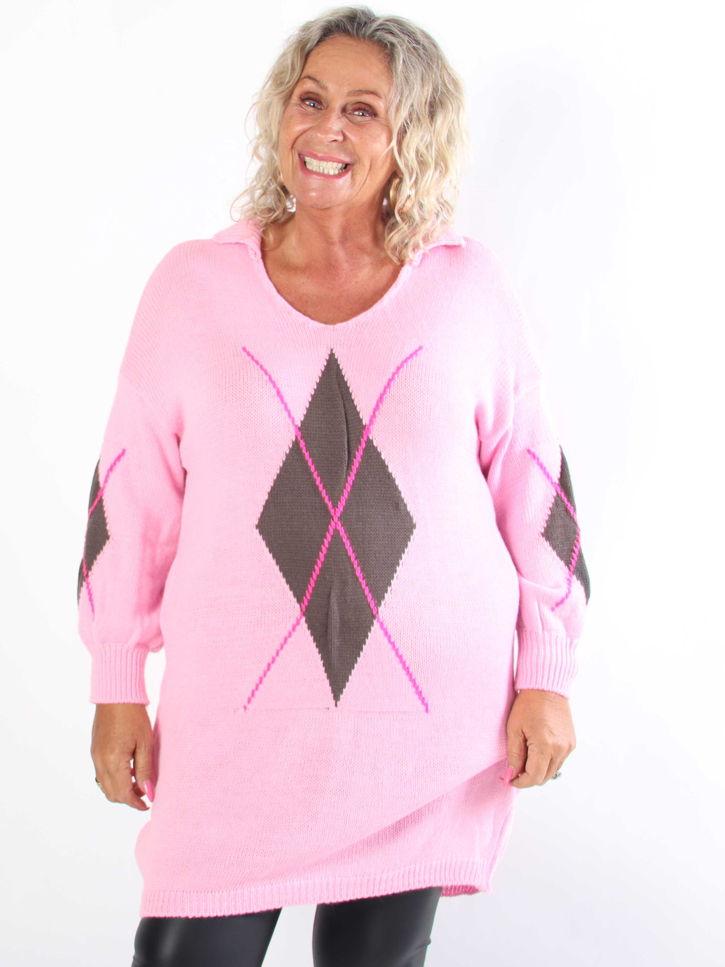 Octavia - Plus size strikkjole med klassisk krave og motiver på front og ærmer